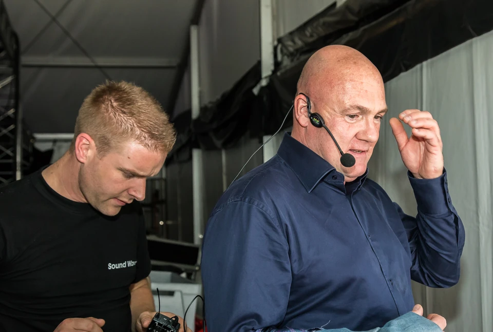 Andre Kuipers krijgt een headset opgedaan