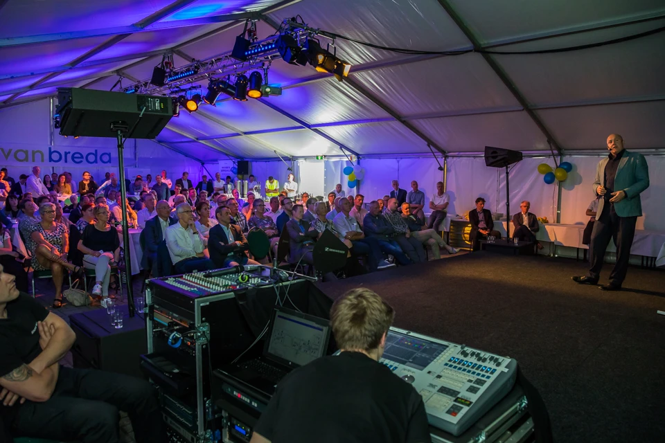 Andre Kuipers geeft een lezing bij van Breda in Brummen