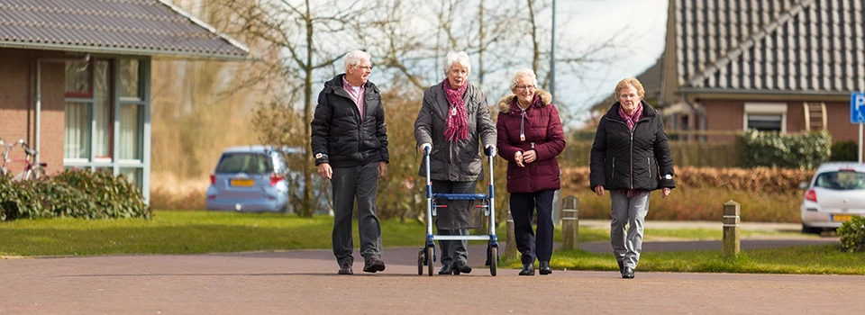 wandelende ouderen bij de zorginstelling