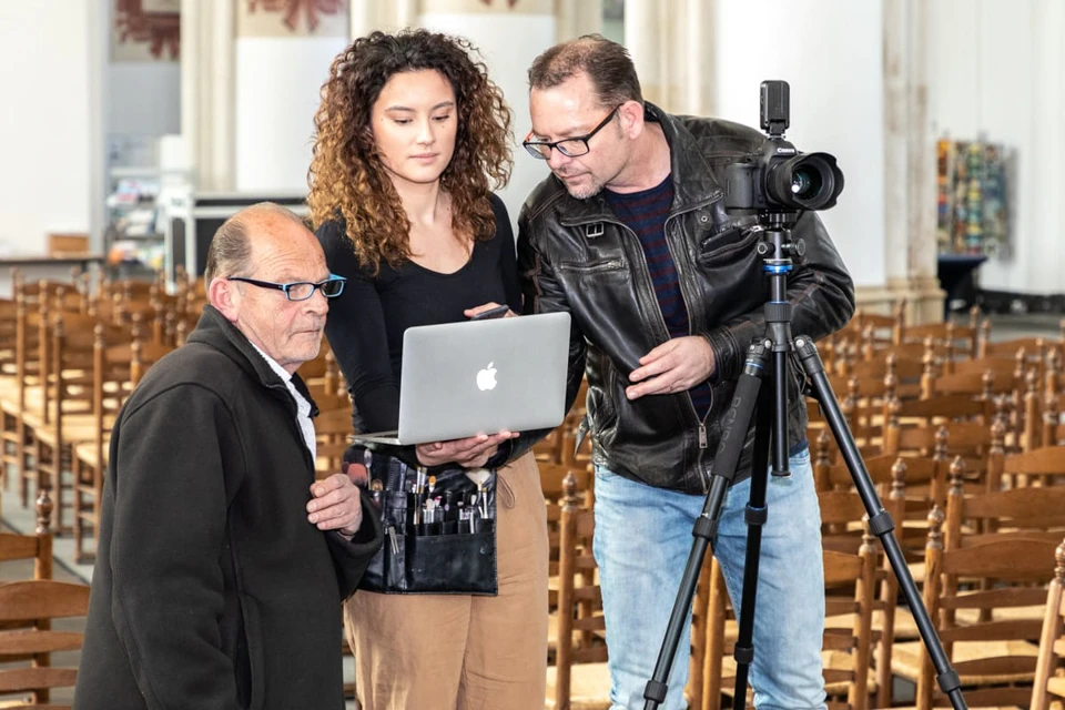 beoordeling van de foto's op de laptop van het laatste avondmaal Doesburg