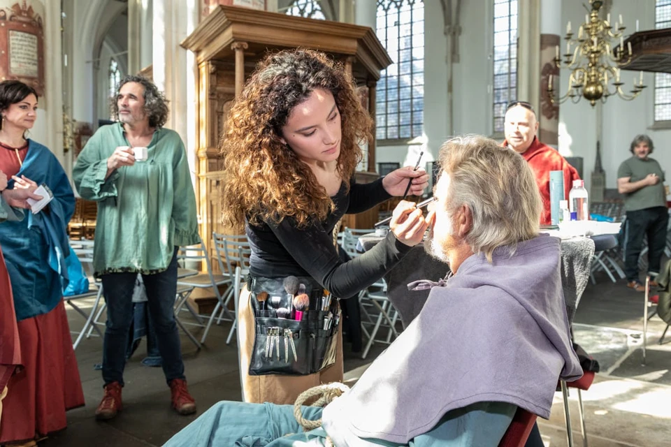 visagiste brengt make-up aan bij een model voor het laatste avondmaal Doesburg