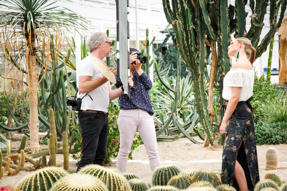 fotograaf Marieke fotografeert Rianne in de cactusoase