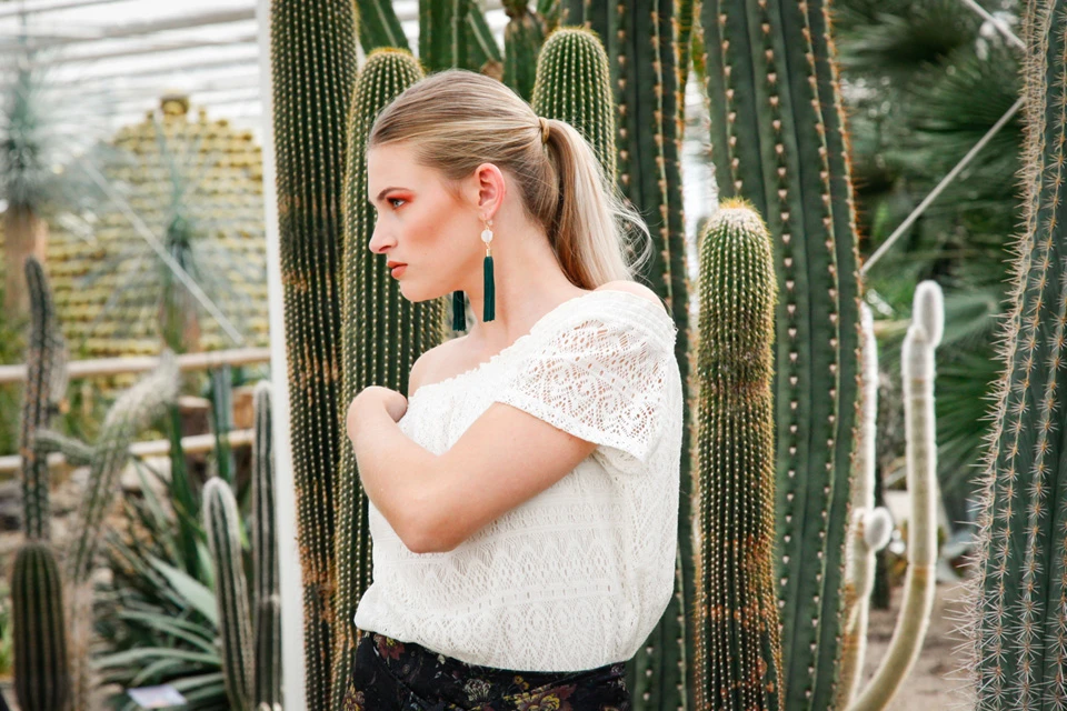 Rianne tussen de cactussen voor een fashionfoto