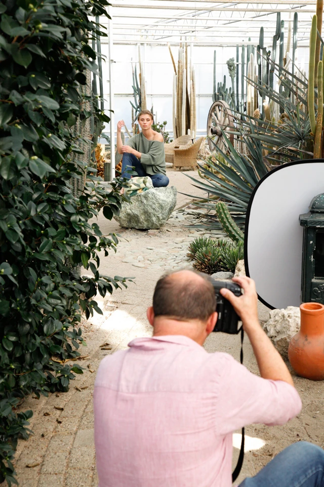 fotograaf Bas fotografeert m model Lieke in de cactusoase