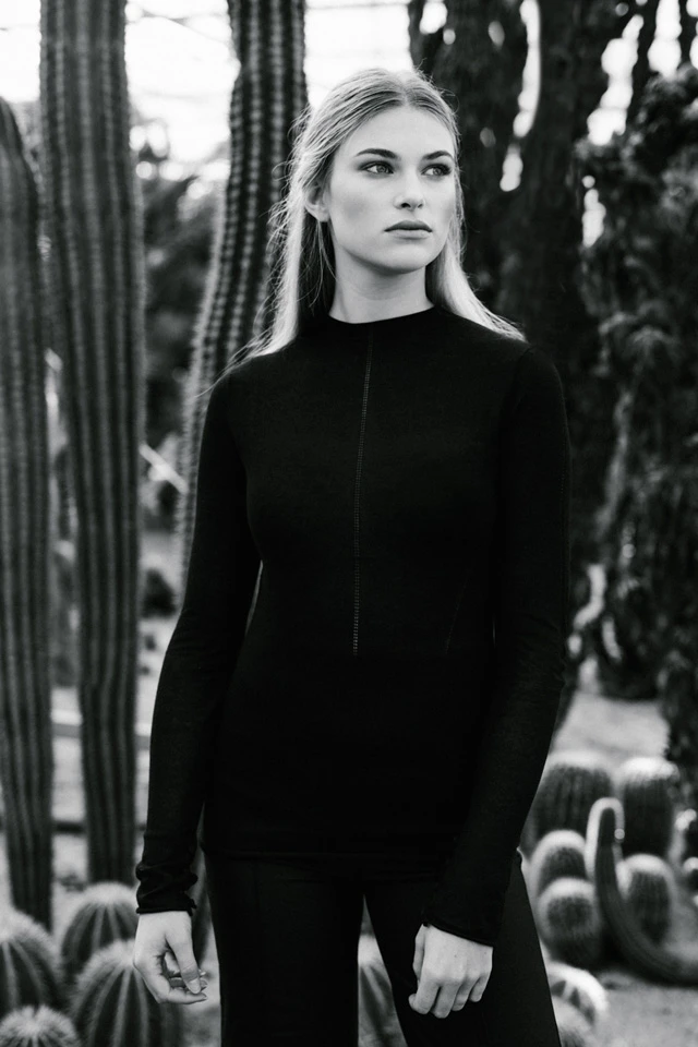 modelfoto van Rianne in zwart-wit tussen cactussen