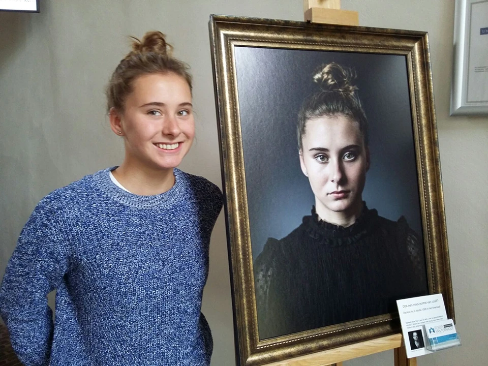 Sophie bij haar ingelijste fine art afdruk