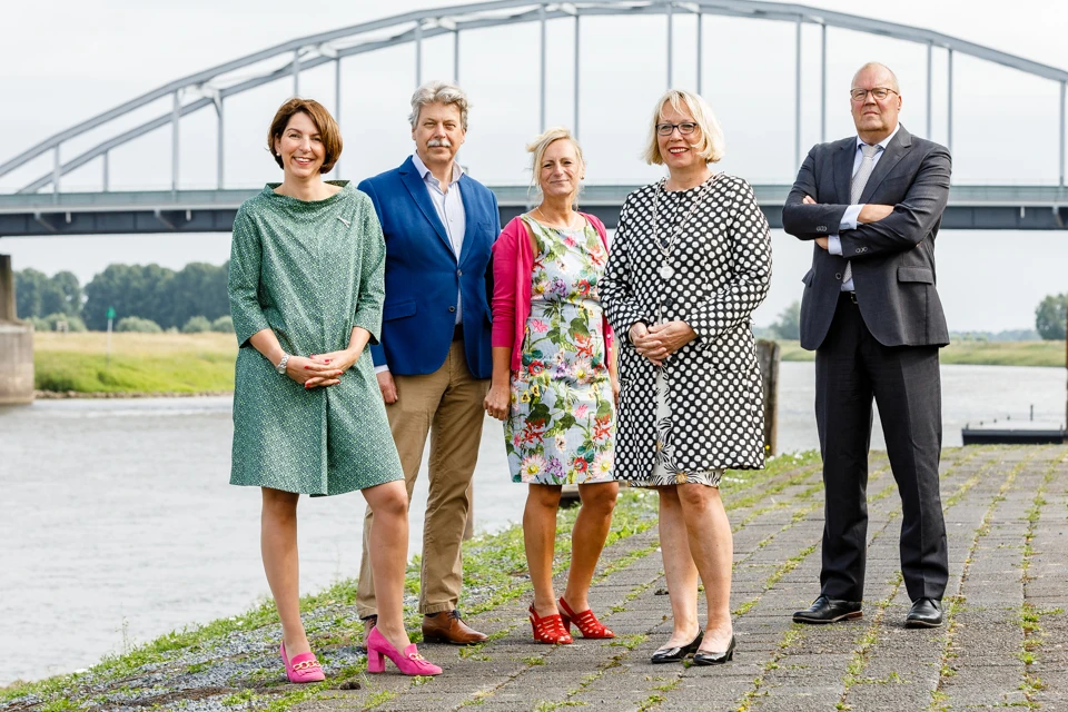 college van de gemeente gefotografeerd voor de IJssel brug Doesburg