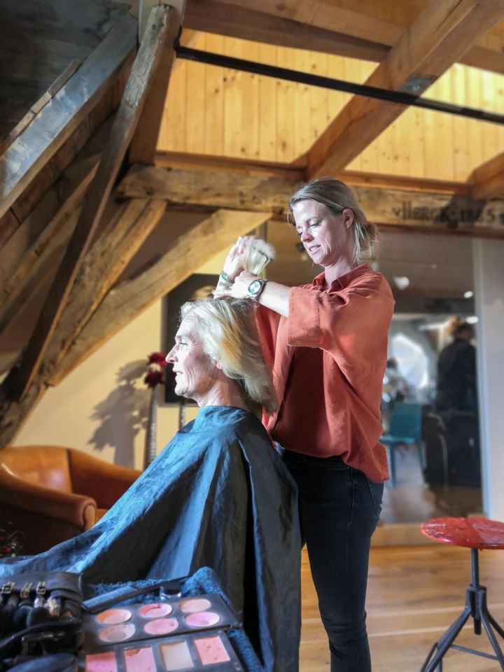 visagiste maakt het model klaar voor de fotoshoot