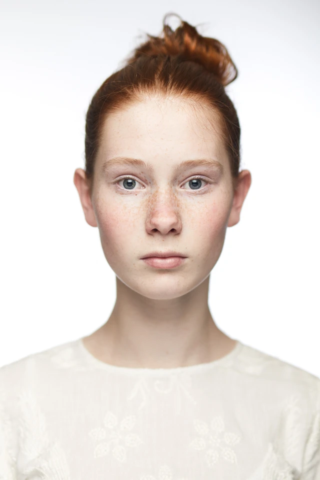 Isabel met rood haar tegen een witte achtergrond